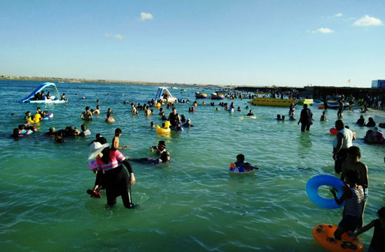السباحة والألعاب المائية بشاطئ كليوباترا بمطروح