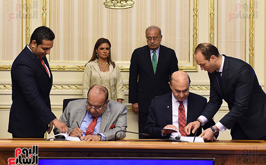 توقيع عقود تطوير المنطقة الاقتصادية بقناة السويس  (1)