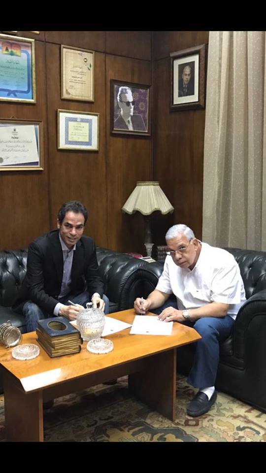 أحمد الملسمانى خلال توقيع عقد كتابه مع الناشر محمد رشاد