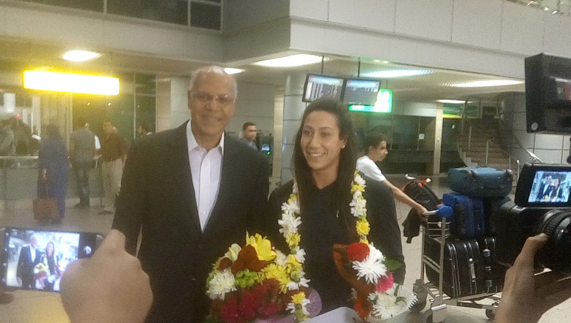 استقبال فريده بالورود فى المطار