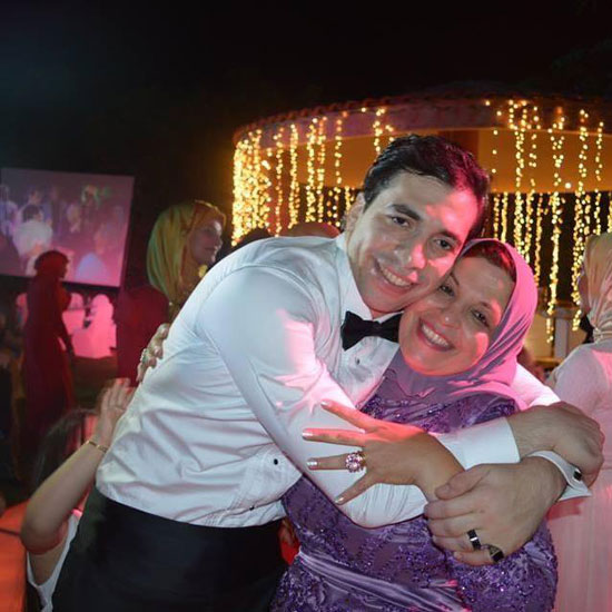 احمد الاحمر مع والدته
