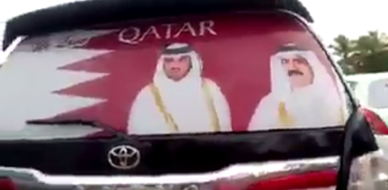 سيارات قطرية تحمل ملصقات مؤيدة لتميم فى الهند