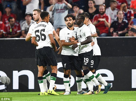 محمد صلاح يحتفل مع لاعبى ليفربول