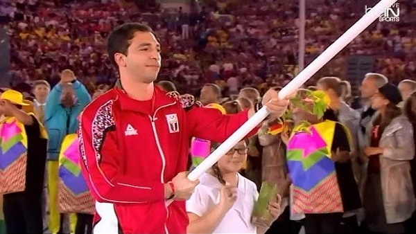 احمد الاحمر يحمل علم مصر فى الاولمبياد