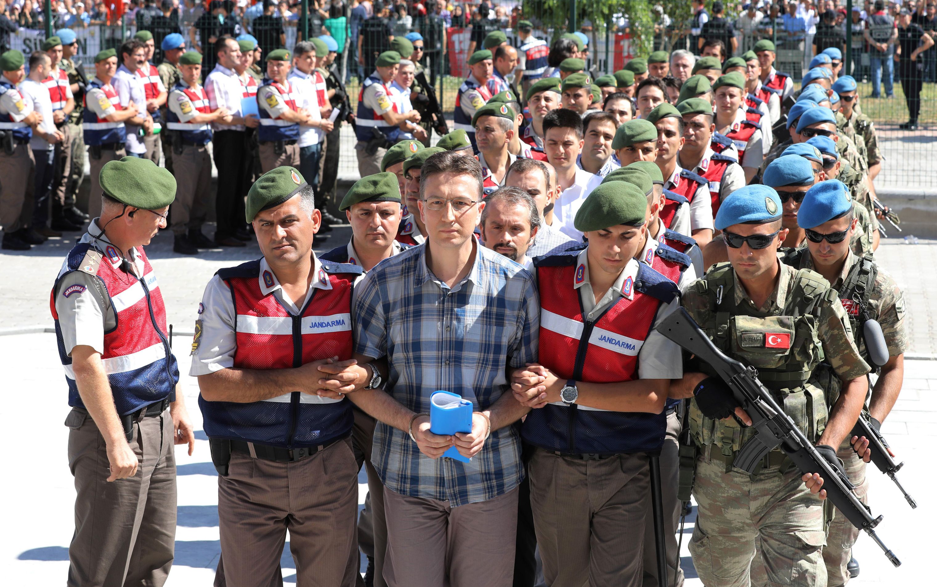اقتياد المتهمين فى تحركات الجيش التركى للمحاكمة