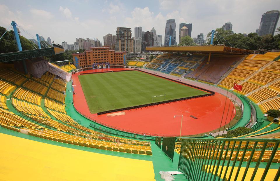 الملعب بعد تغييره لونه إلى الذهبى