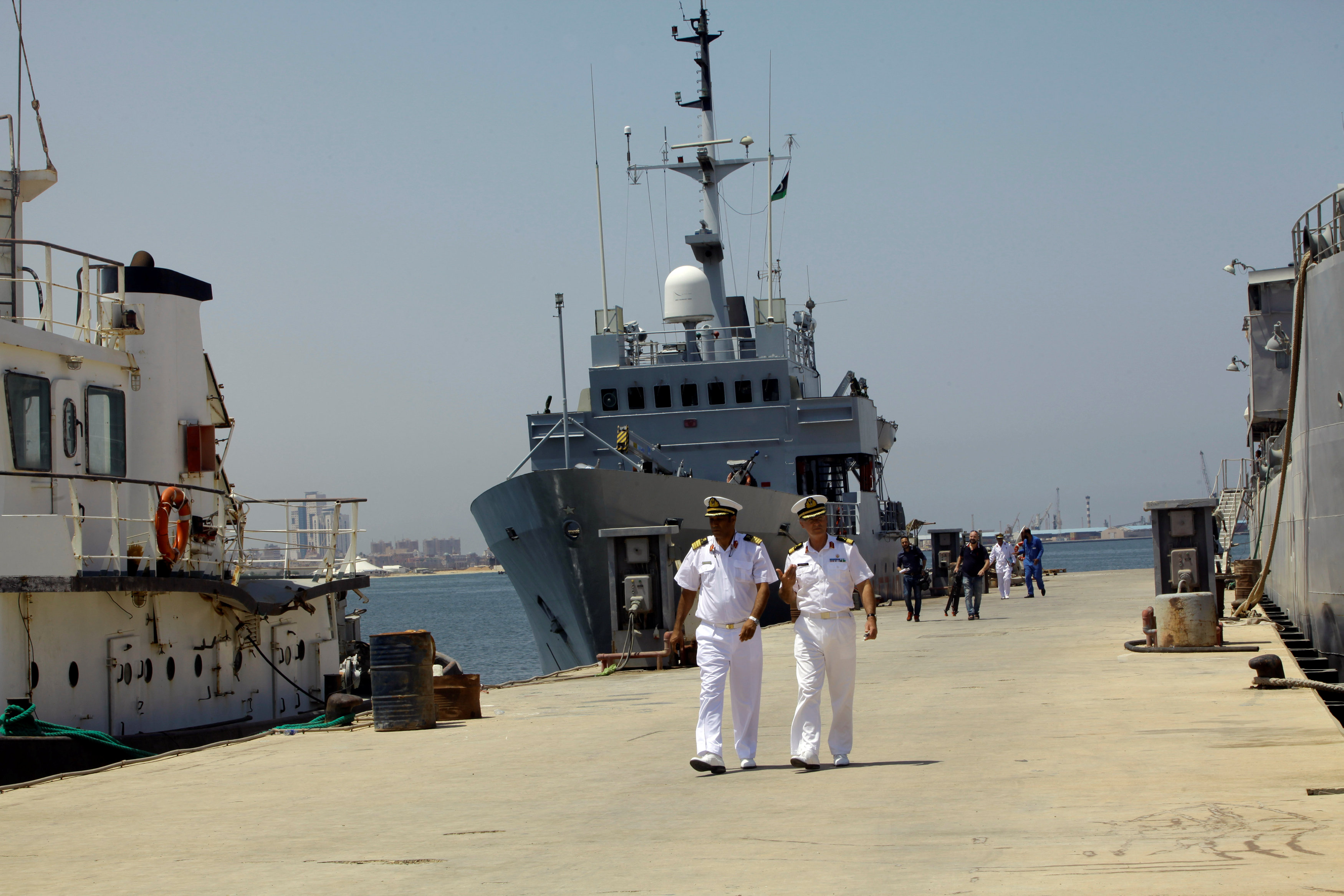لانش البحرية الليبية يرسو أمام السفينة الإيطالية