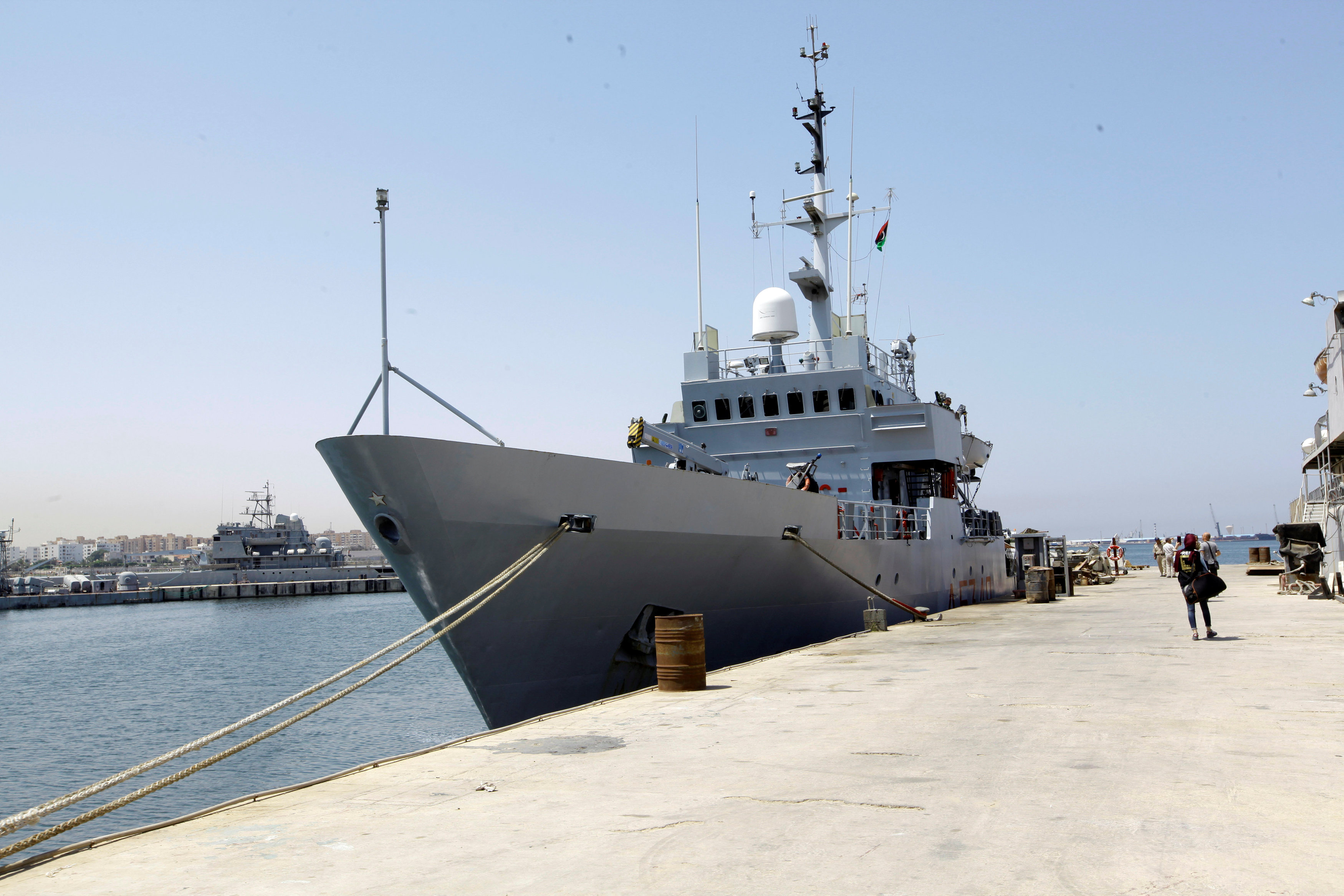 سفينة تابعة للبحرية الإيطالية ترسو فى ميناء طرابلس