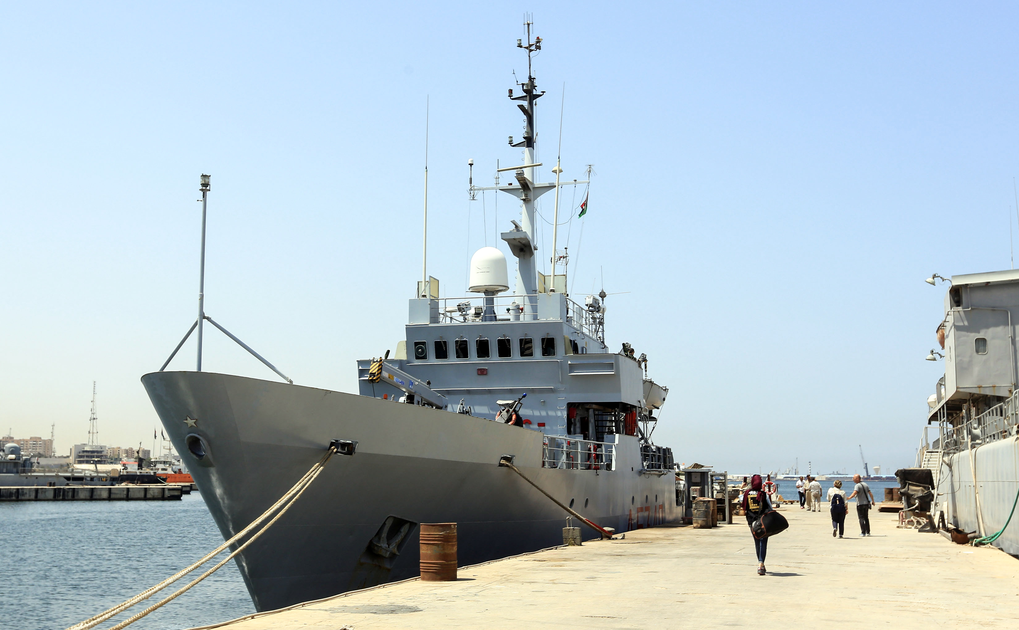 السفينة الإيطالية ترسو فى ميناء طرابلس