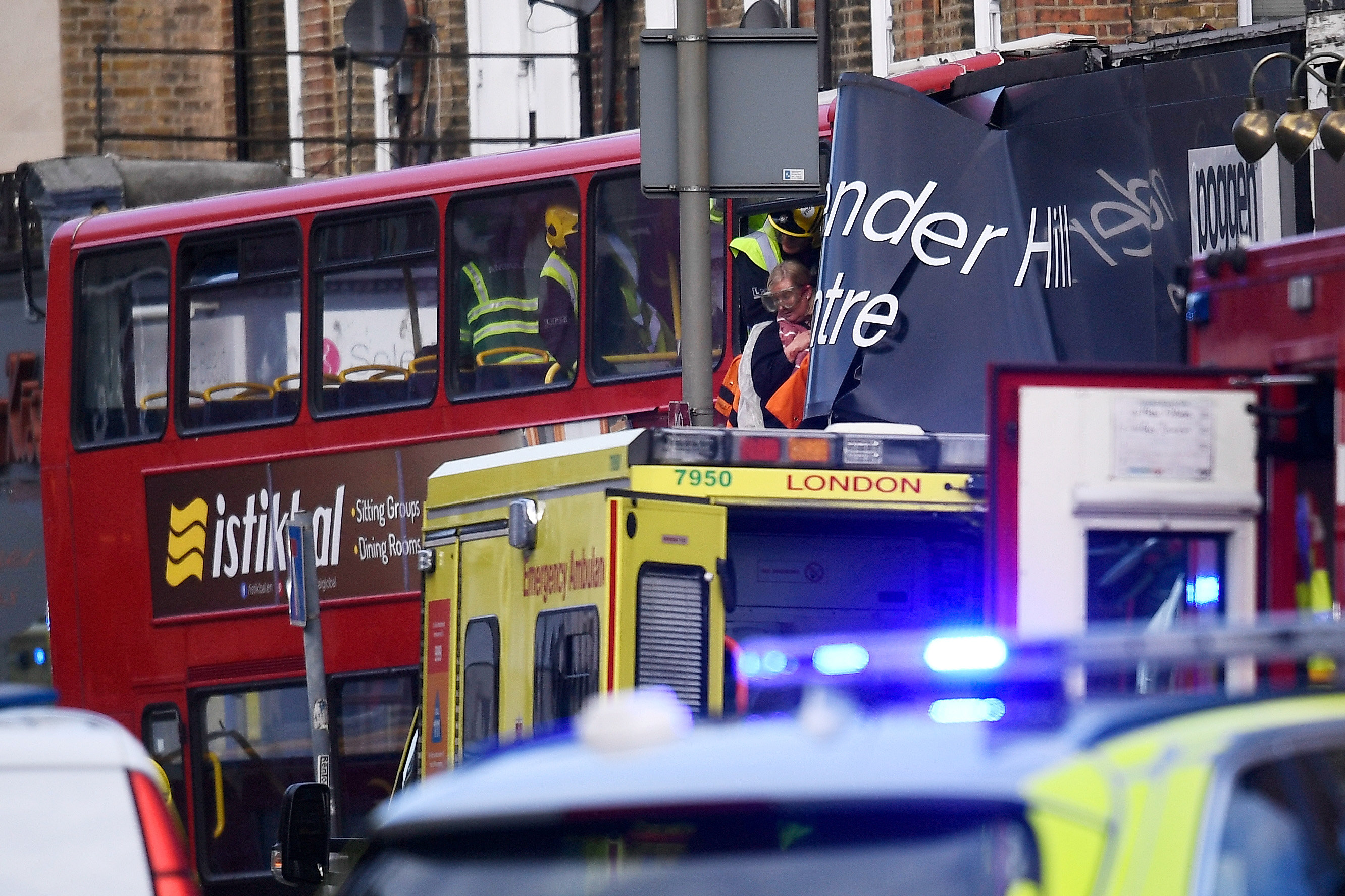 فرق الإنقاذ البريطانية داخل الحافلة عقب الحادث