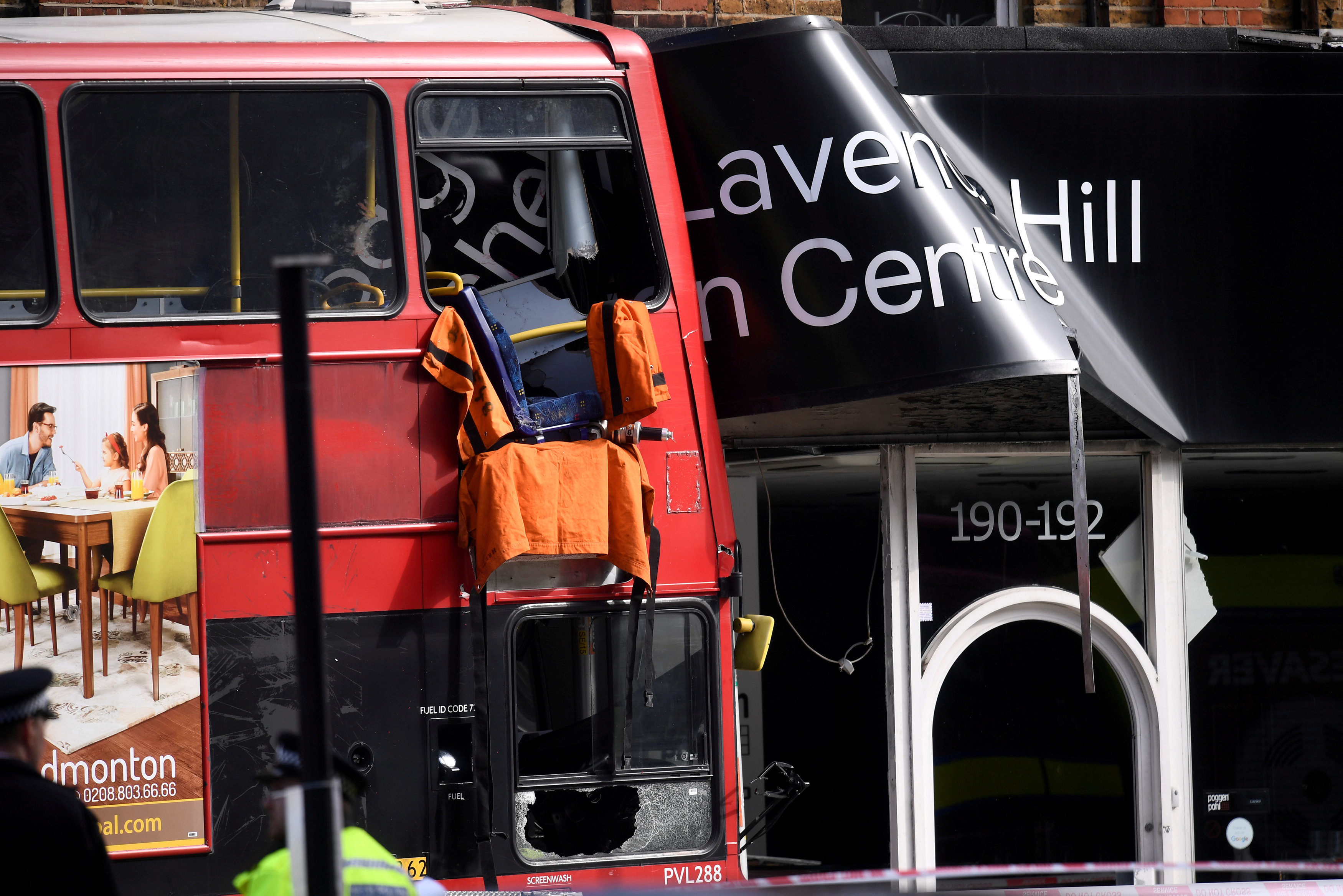واجهة مبنى فى لندن تتحطم بعد اصطدام حافلة بها