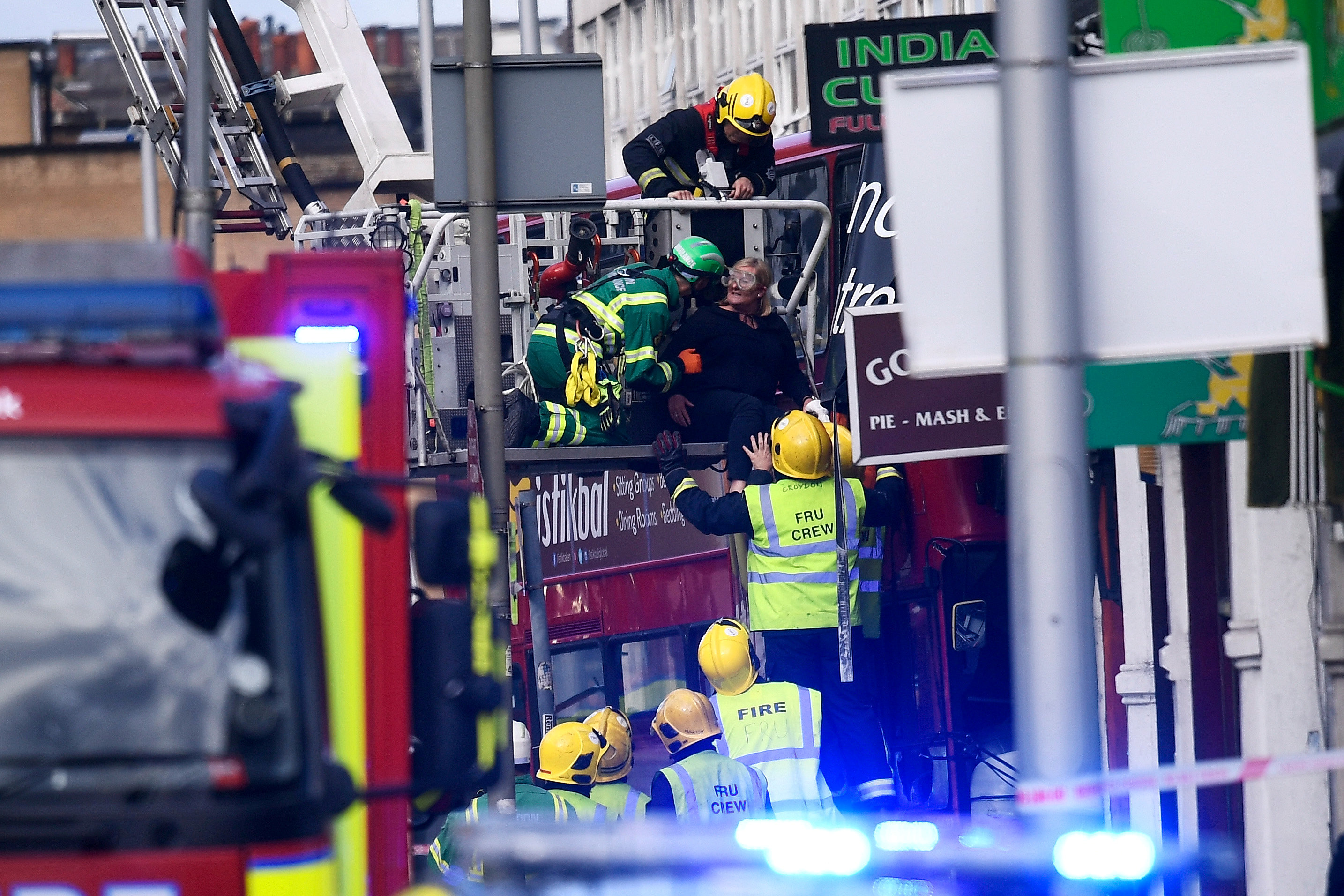 إخلاء حافلة بدورين فى لندن عقب حادث اصطدام