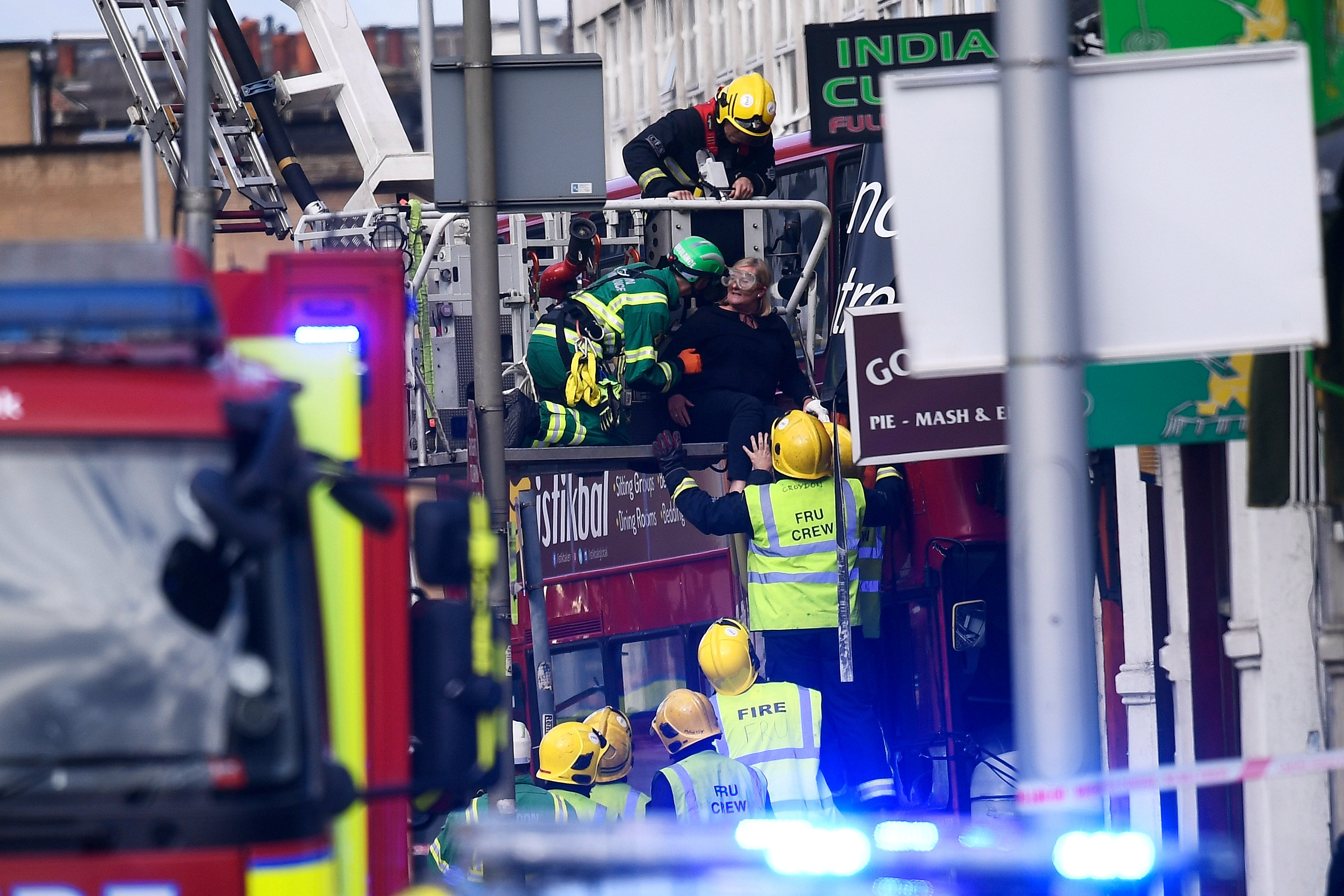 فرق الإنقاذ تخلى حافلة لندن عقب اصطدامها بمبنى