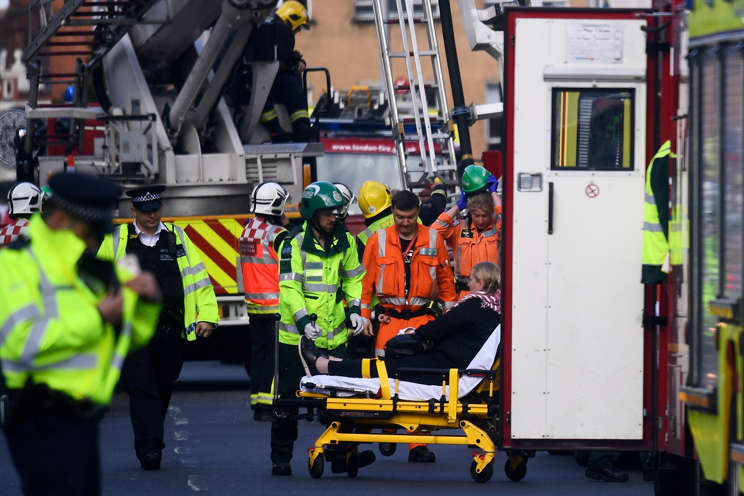 الإسعاف تنقل المصابين فى حادث حافلة لندن