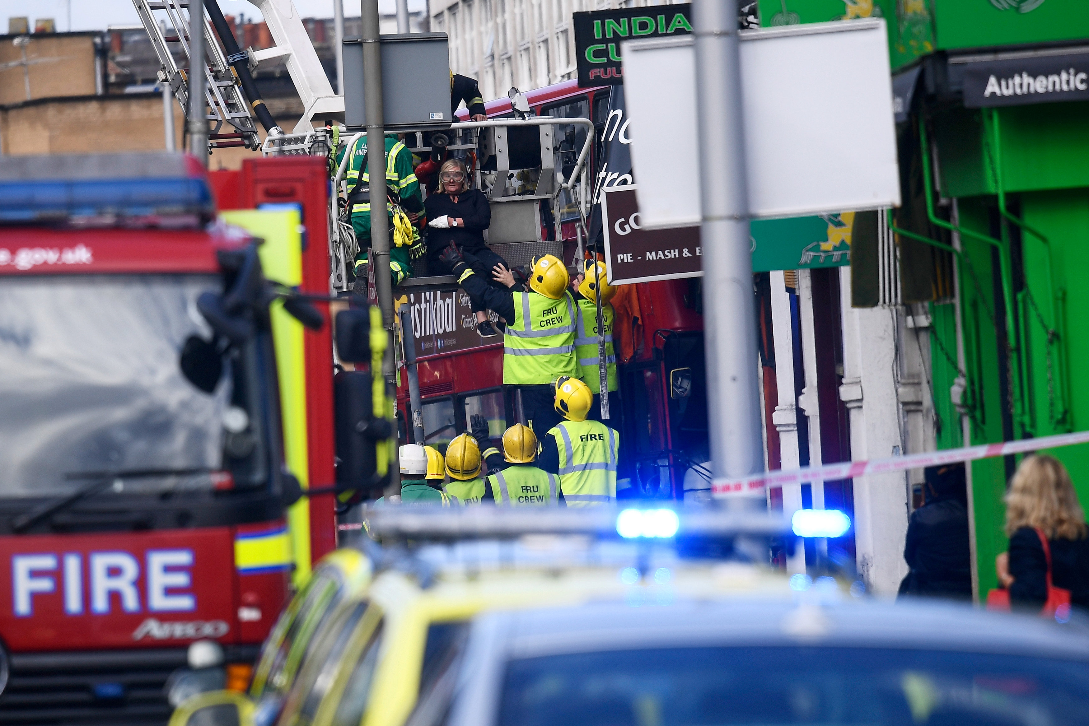الشرطة والإطفاء فى موقع حادث حافلة لندن