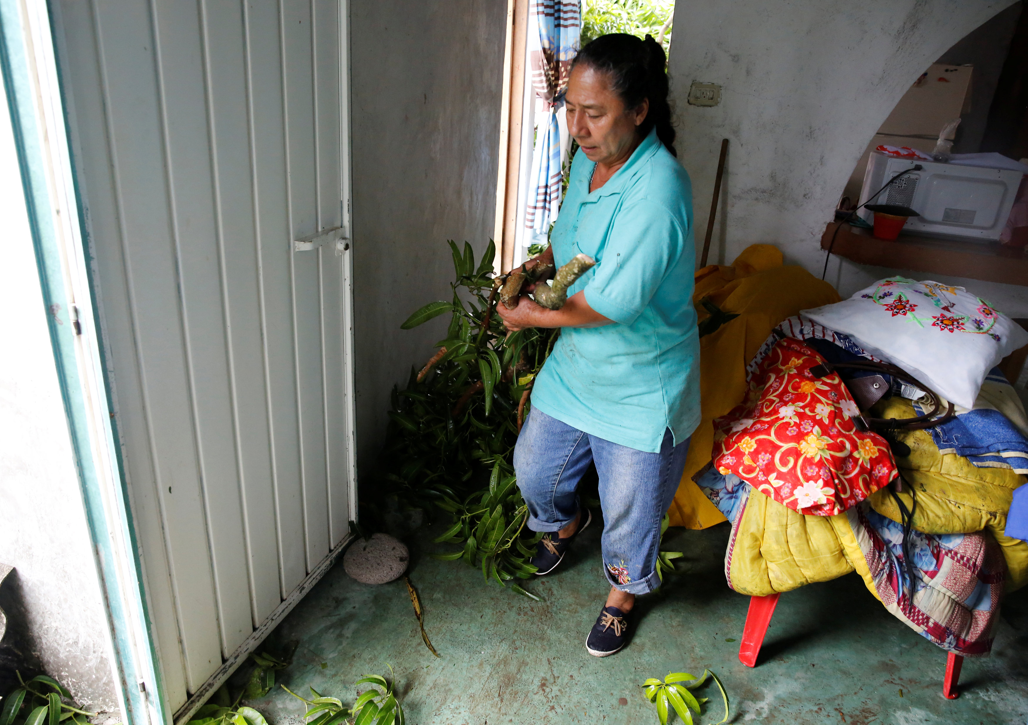 سيدة داخل منزلها بعد الإعصار