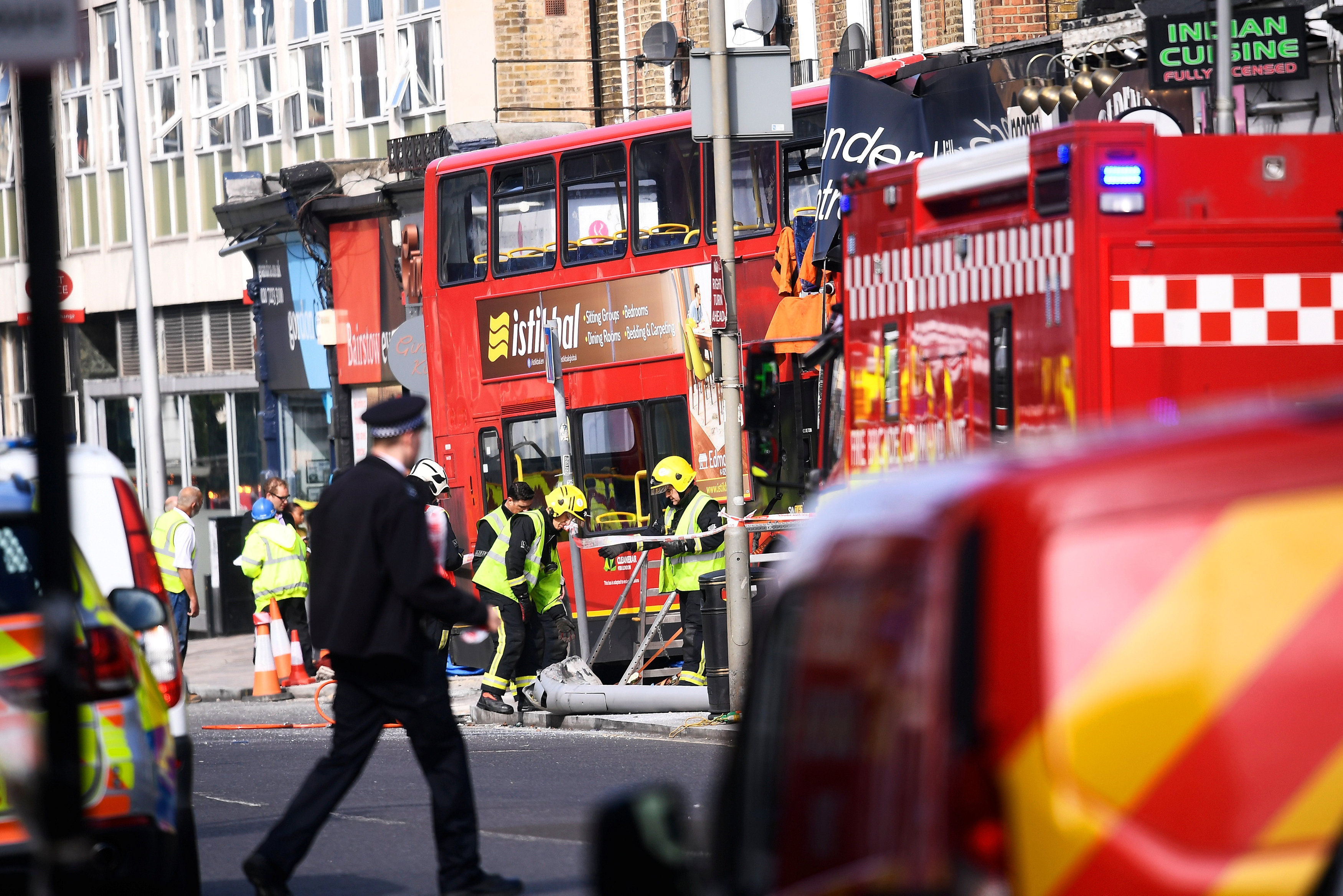 الشرطة تغلق محيط موقع حادث حافلة لندن