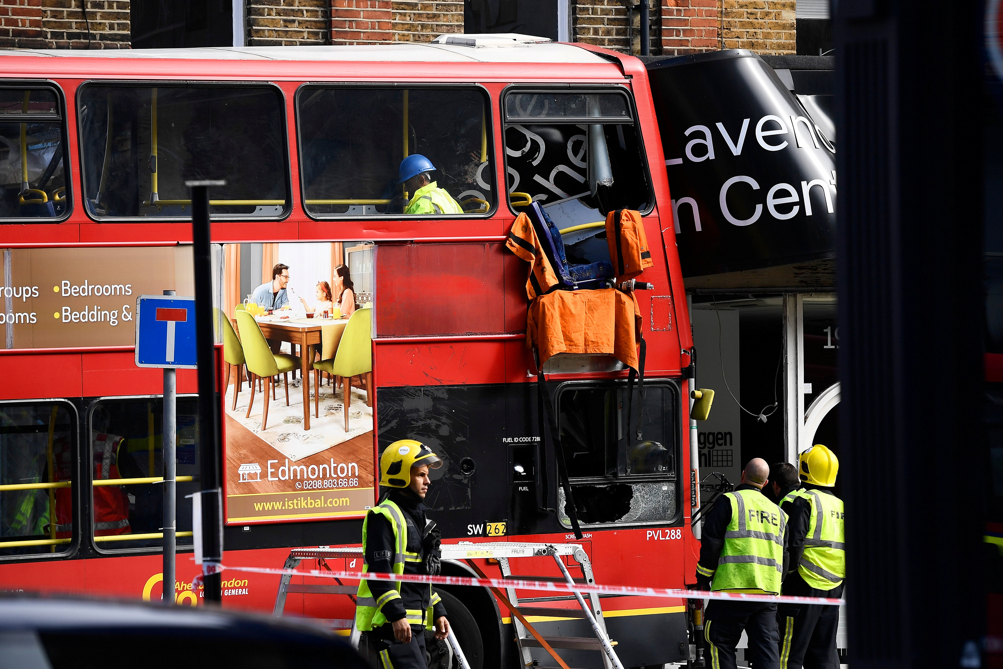 عمليات إنقاذ ركاب حافلة لندن عقب اصطدامها بمبنى