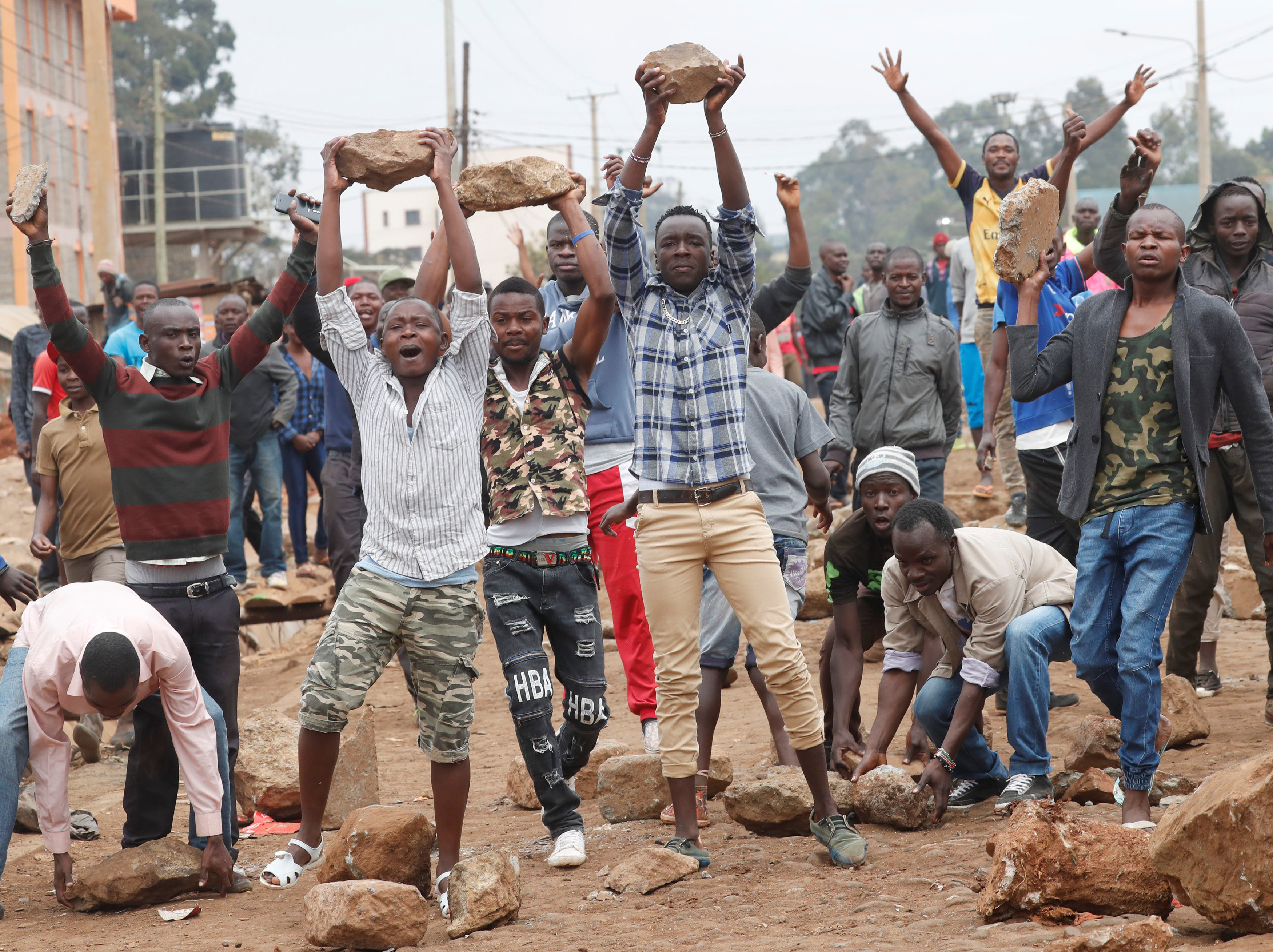 المعارضة الكينية تقطع الطرق بالحجارة الكبيرة خلال مظاهراتهم