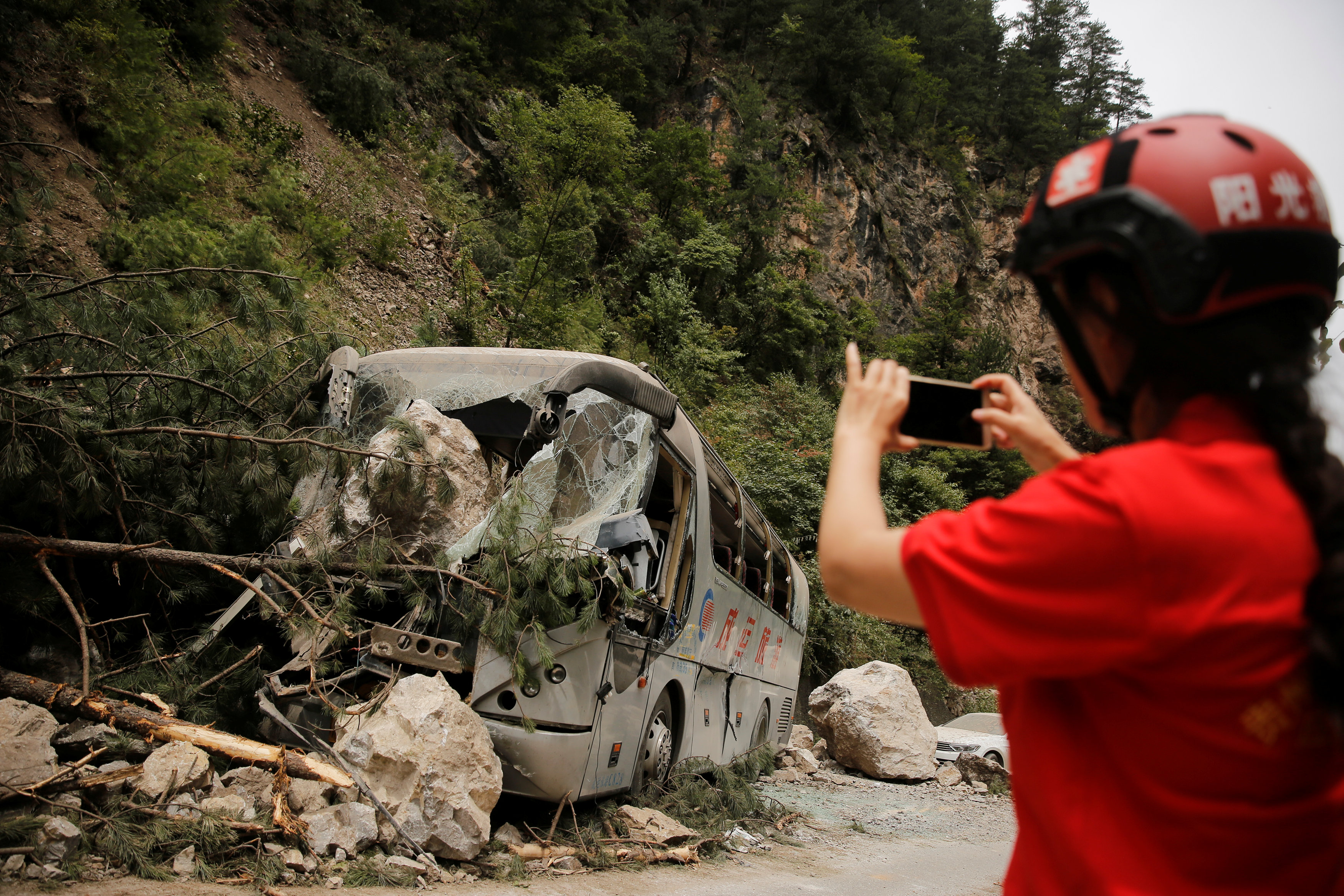 حافلة مدمرة بسبب الزلزال