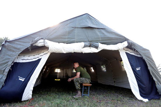 أحد عناصر  الجيش الكندى يستريح عقب اتمام بناء أحد المخيمات