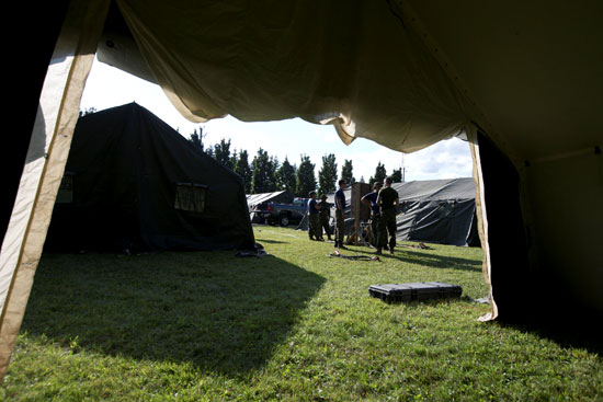 عناصر من الجيش الكندى تبنى مخيمات لاستقبال المزيد من اللاجئين