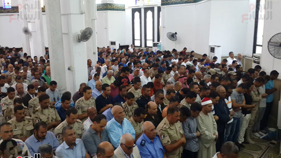جانب من اداء الصلاة بالمسجد