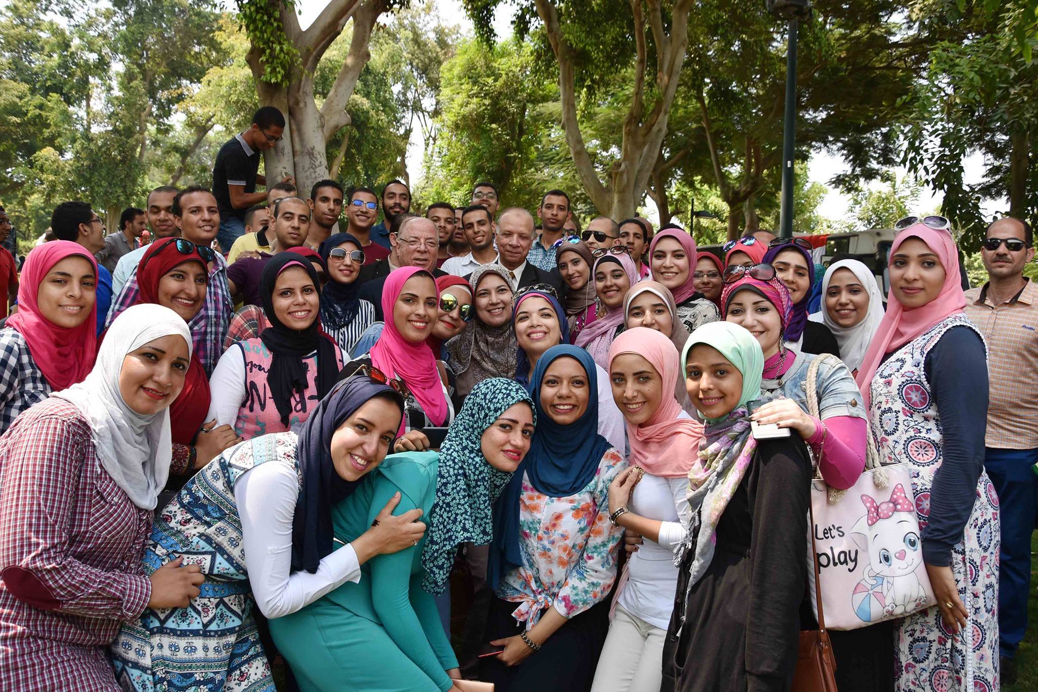 وزير الثقافة ومحافظ القاهرة يفتتحان المكتبة المتنقلة بحديقة الأزهر (5)
