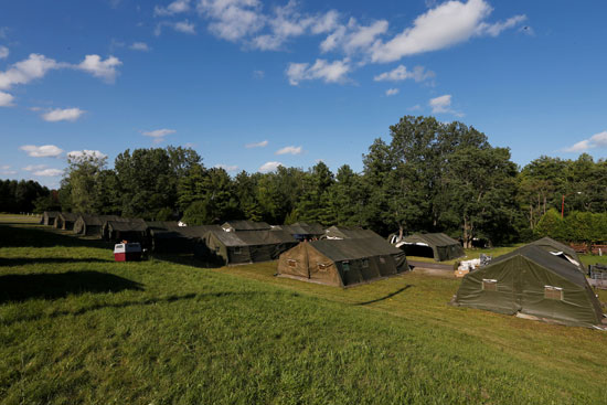 عناصر من الجيش الكندى تشيد عددا من المخيمات