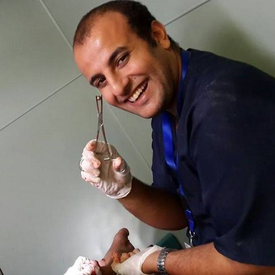 دكتور عبد الرحمن مصطفى بعد استخراج رصاصة من مريض