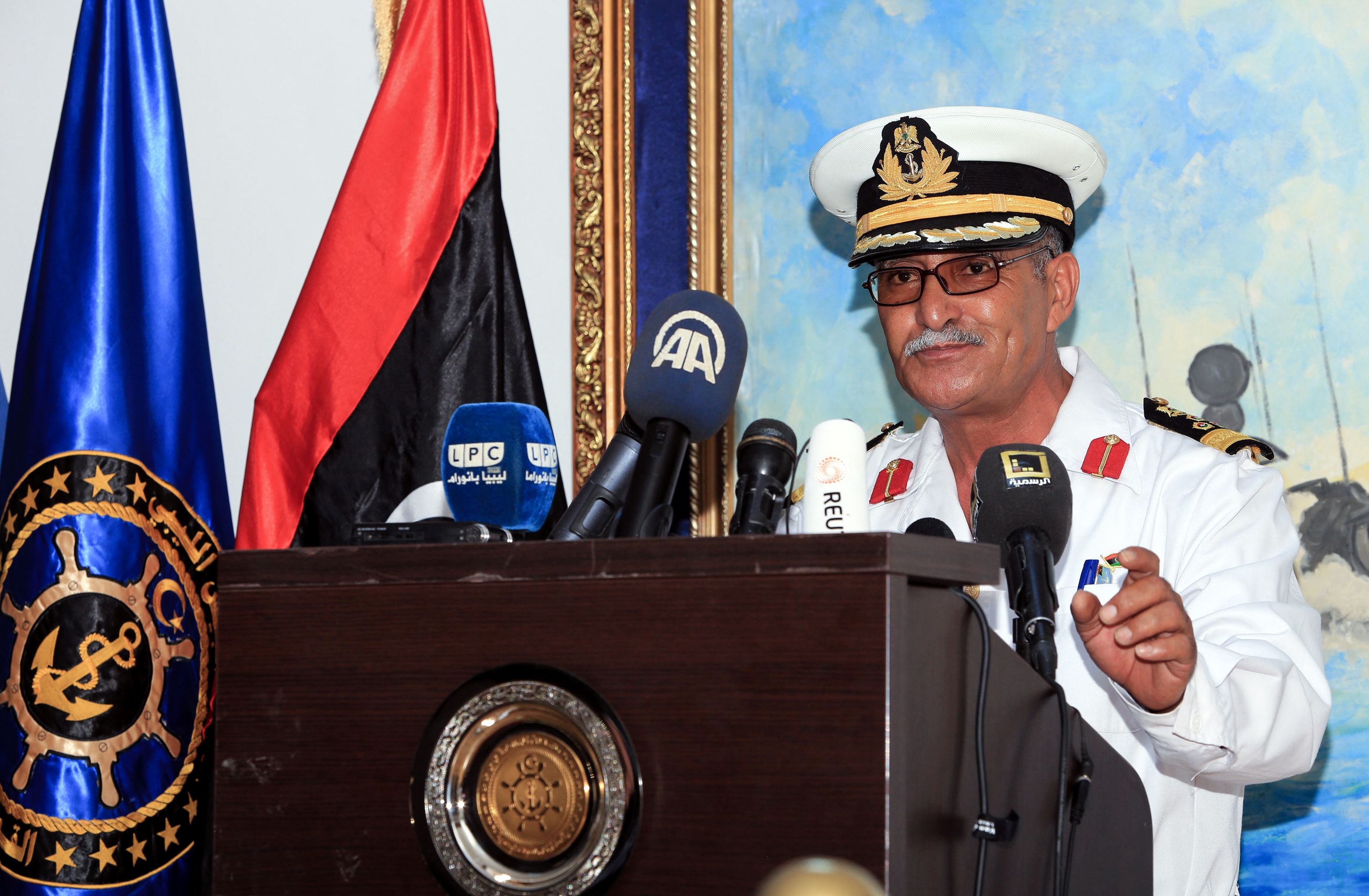 المتحدث باسم البحرية الليبية أيوب قاسم خلال مؤتمر صحفى