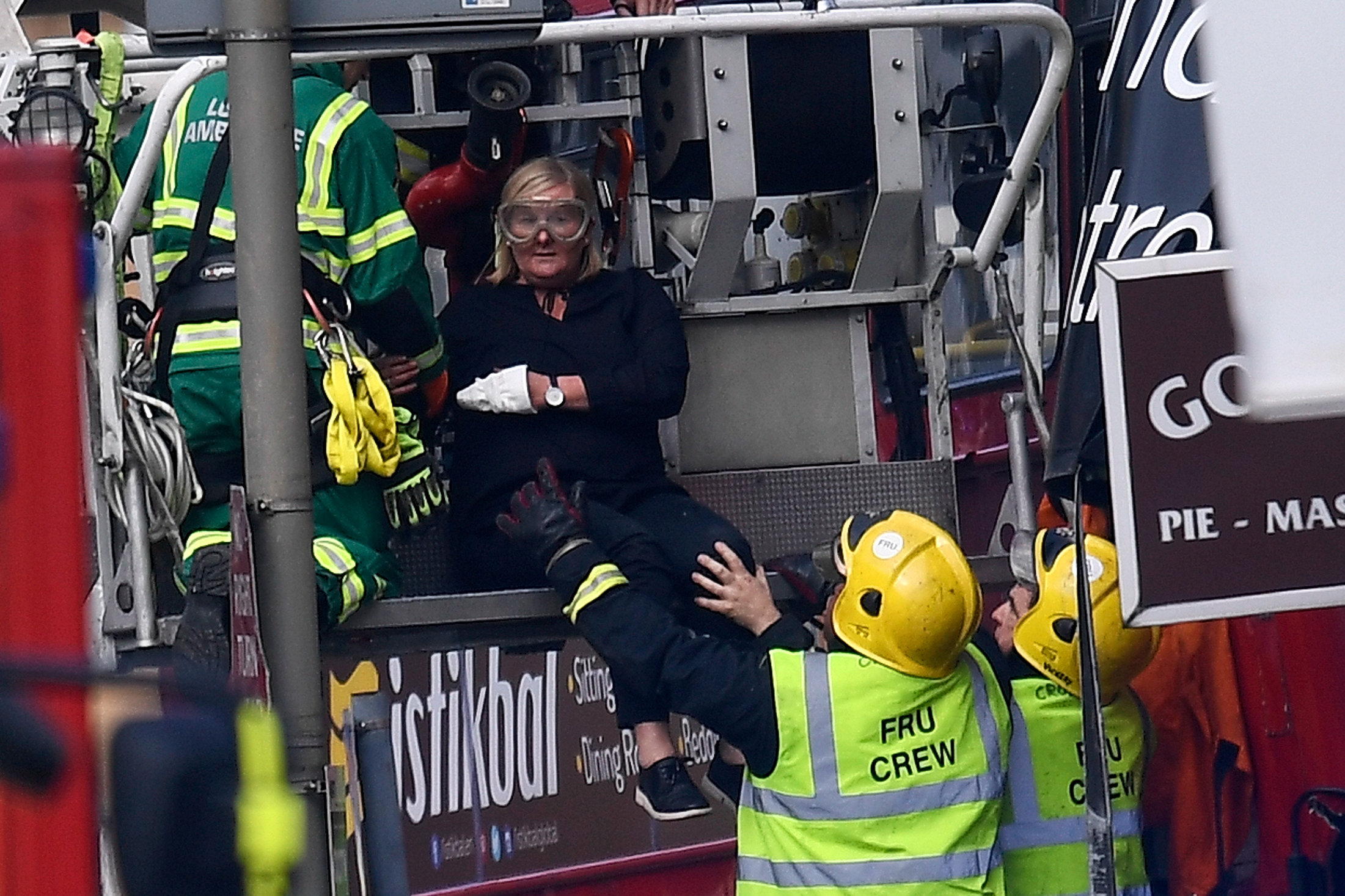 إنقاذ سيدة من داخل حافلة لندن عقب اصطدامها بمبنى