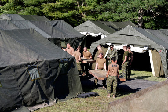 عناصر من الجيش الكندى تضع قواعد خشبية داخل المخيمات