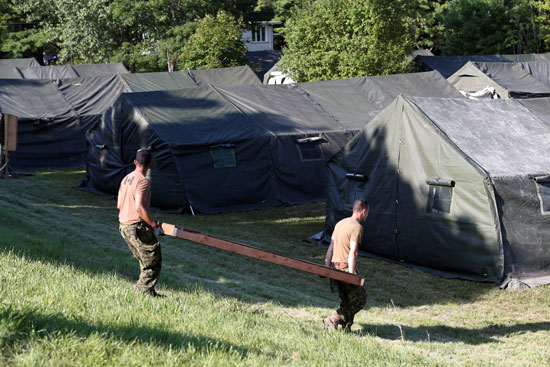 عناصر من الجيش الكندى تجهز المخيمات لاستقبال اللاجئين