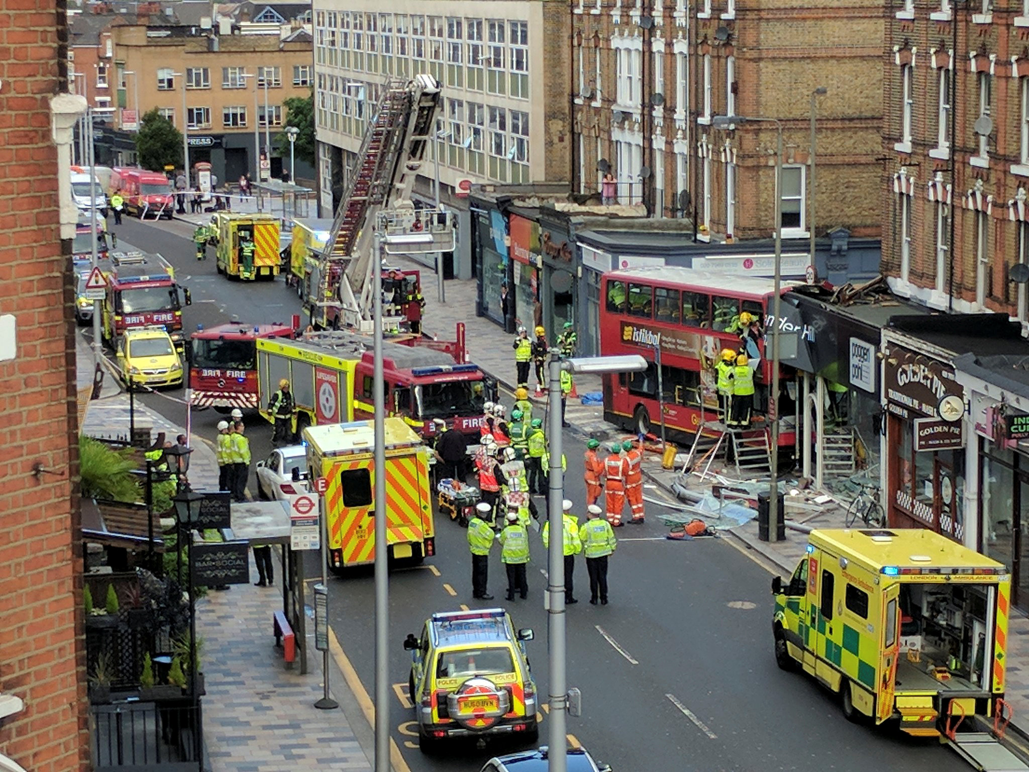 الإطفاء والشرطة والإسعاف فى موقع حادث حافلة لندن