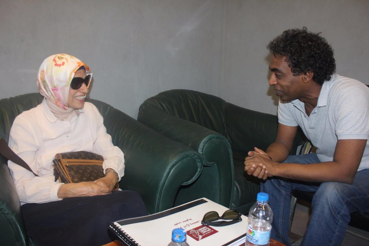 رئيس صندوق التنمية الثقافية مع ابنة نجيب محفوظ