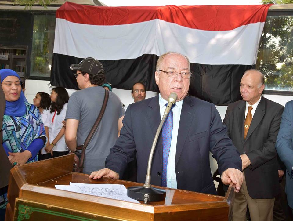وزير الثقافة ومحافظ القاهرة يفتتحان المكتبة المتنقلة بحديقة الأزهر (2)