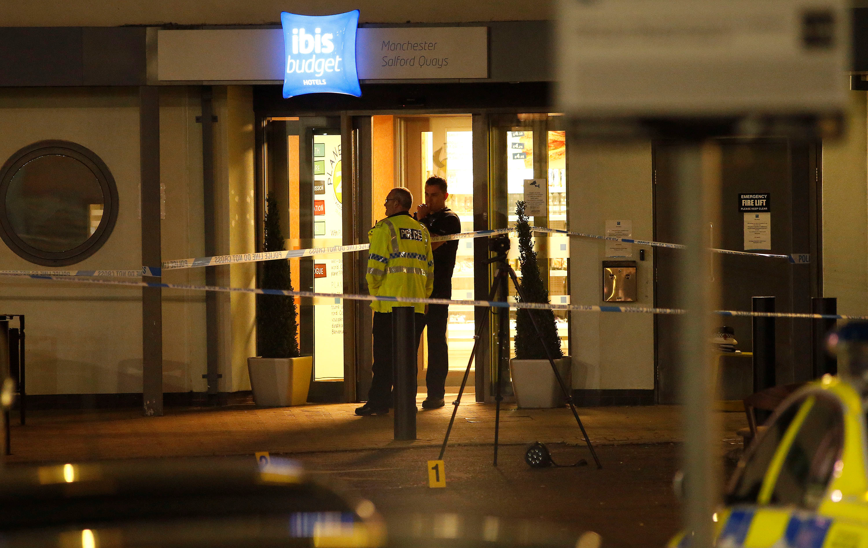 الشرطة البريطانية تفرض طوقا امنيا بمحيط فندق بمدينة مانشستر