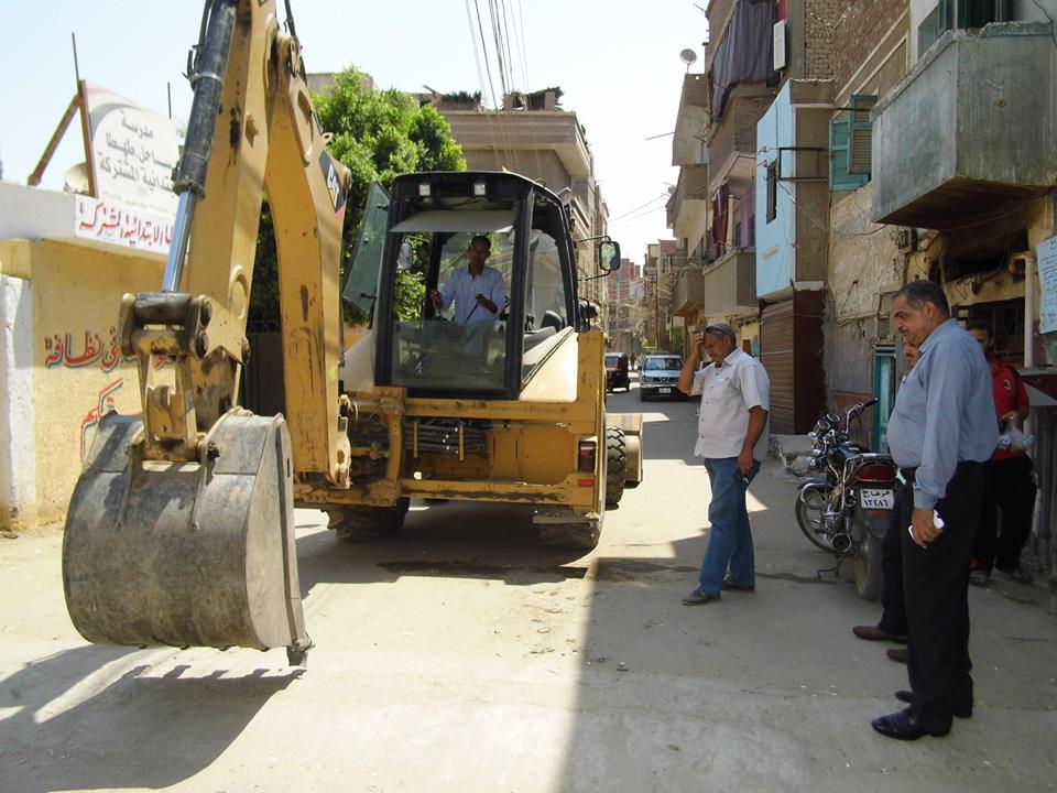 إزالة جميع المطبات الخرسانية بمدينة طهطا (1)