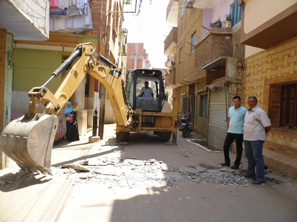 إزالة جميع المطبات الخرسانية بمدينة طهطا (2)