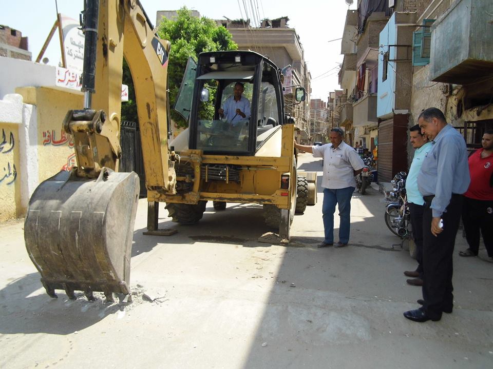 إزالة جميع المطبات الخرسانية بمدينة طهطا (4)