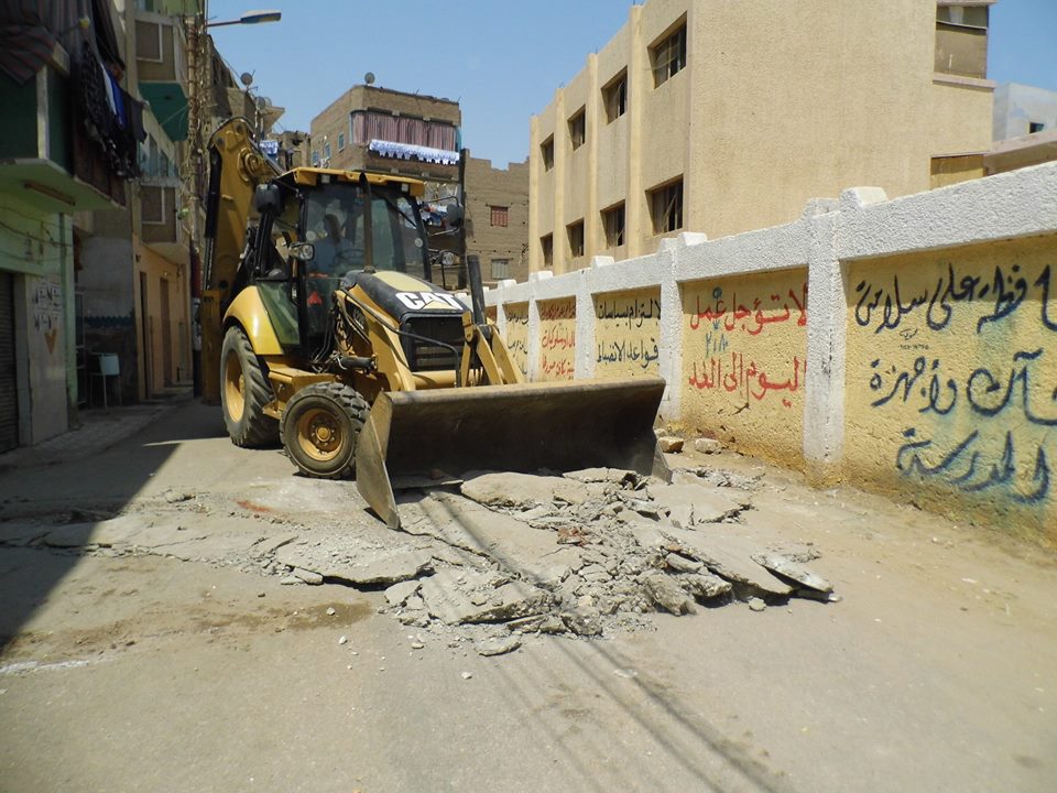 إزالة جميع المطبات الخرسانية بمدينة طهطا (3)