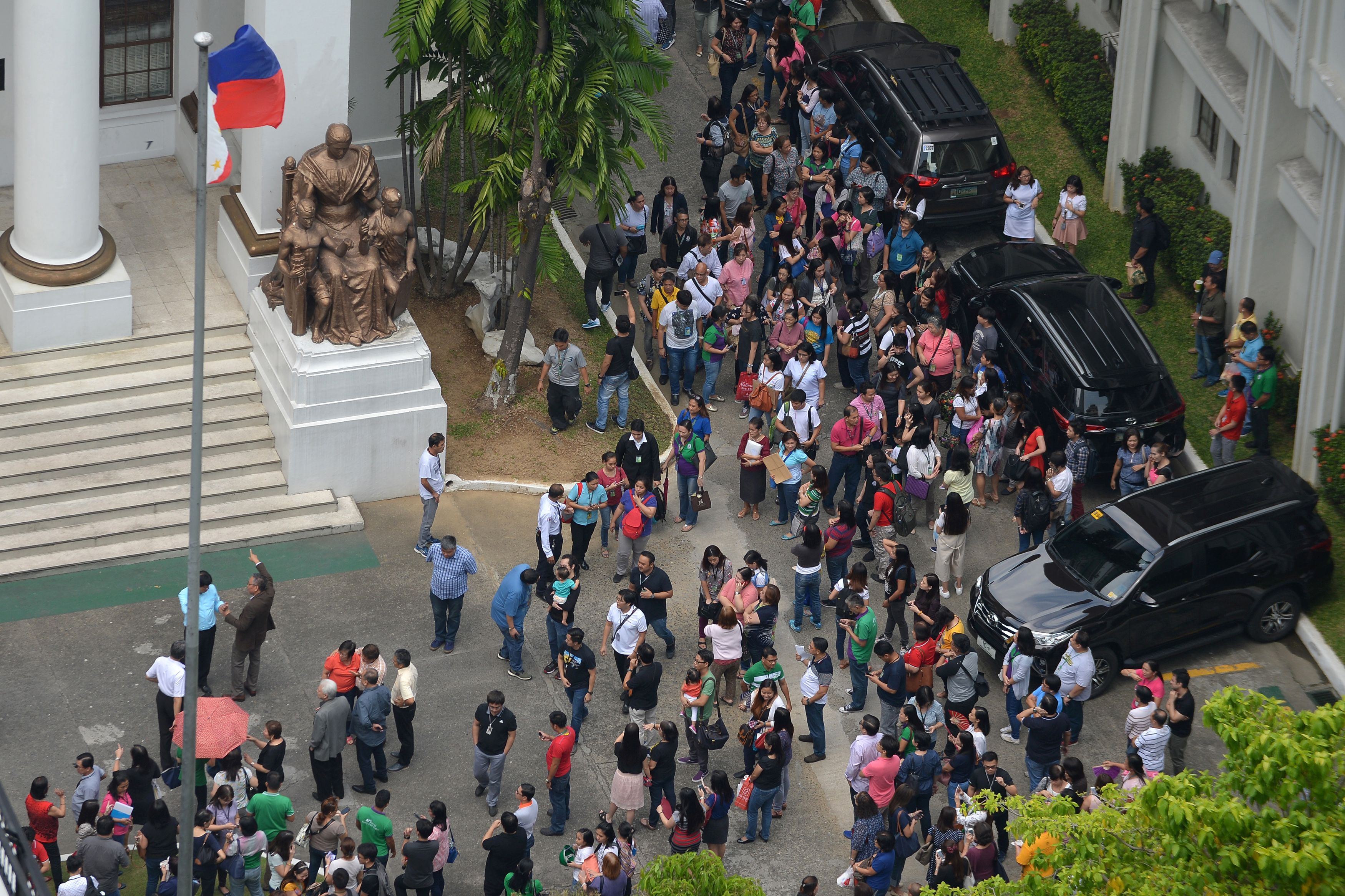 تجمع موظفو محكمة أمام مبنىهم بعد وقوع زلزال ضرب مانيلا