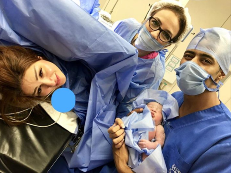 محمد رمضان ينشر صورة مع مولودته الجديدة كنز بغرفة العمليات