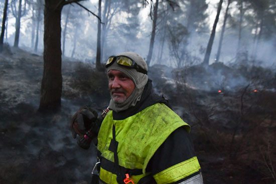 أحد رجال الإطفاء خلال محاولات السيطرة على الحريق