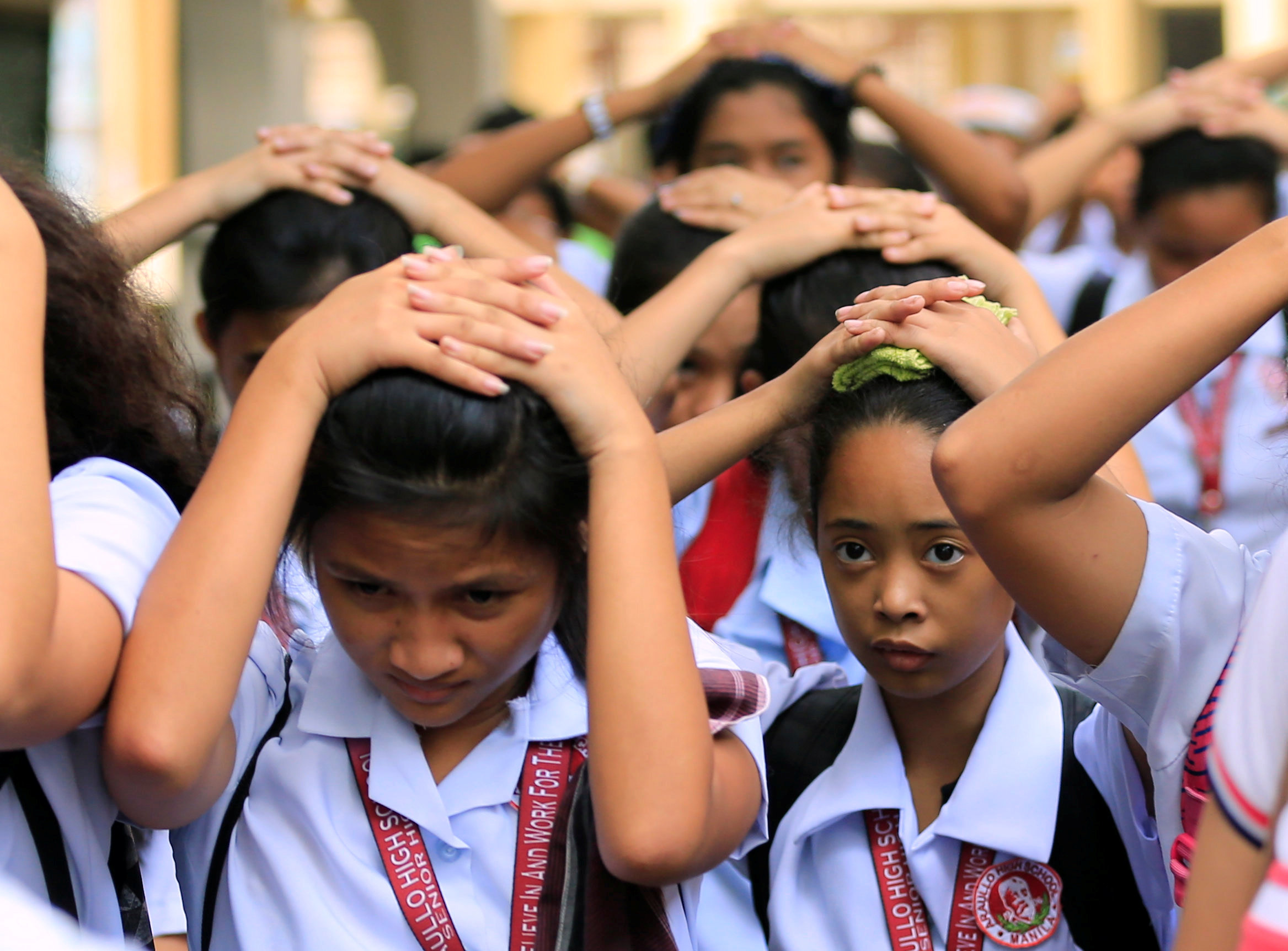 طلاب يخشون زلزال الفلبين