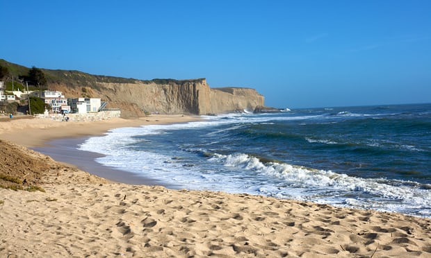 شاطئ بكاليفورنيا