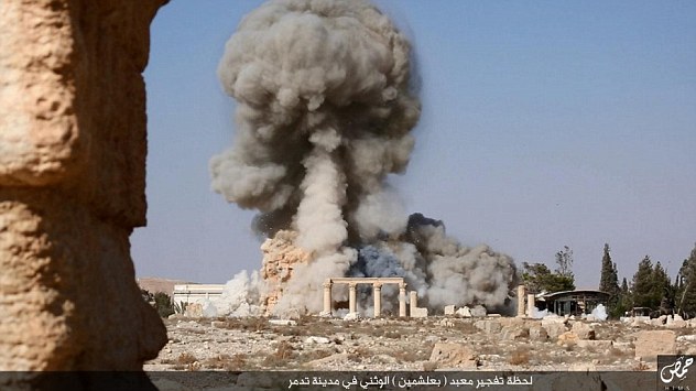 لحظة تدمير معبد بلعشمين فى مدينة تدمر السورية