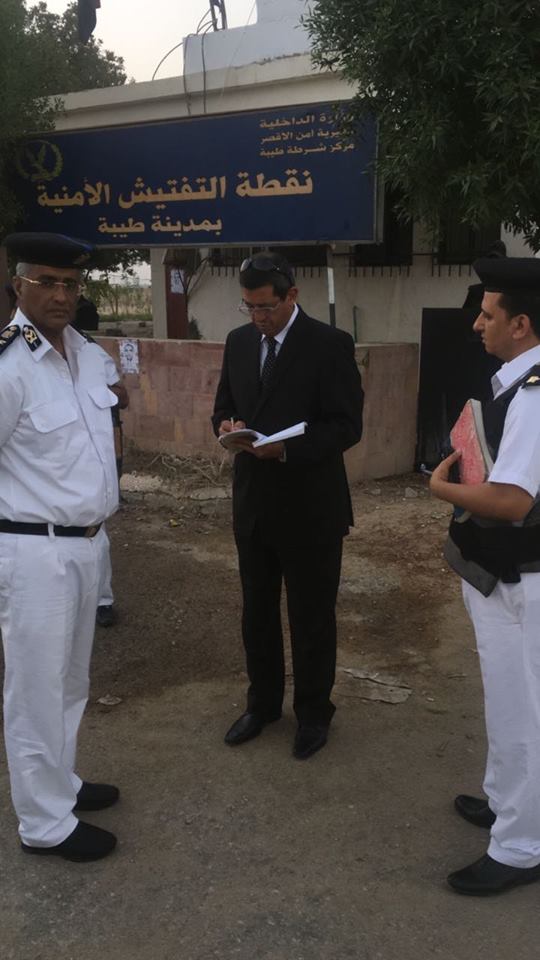 مدير أمن الأقصر يتفقد الخدمات والتمركزات ونقاط التفتيش الأمنية بمدينة طيبة  (2)