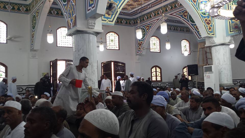 توزيع المشروبات علي الاهالي خلال الافتتاح لاعمال تطوير المسجد